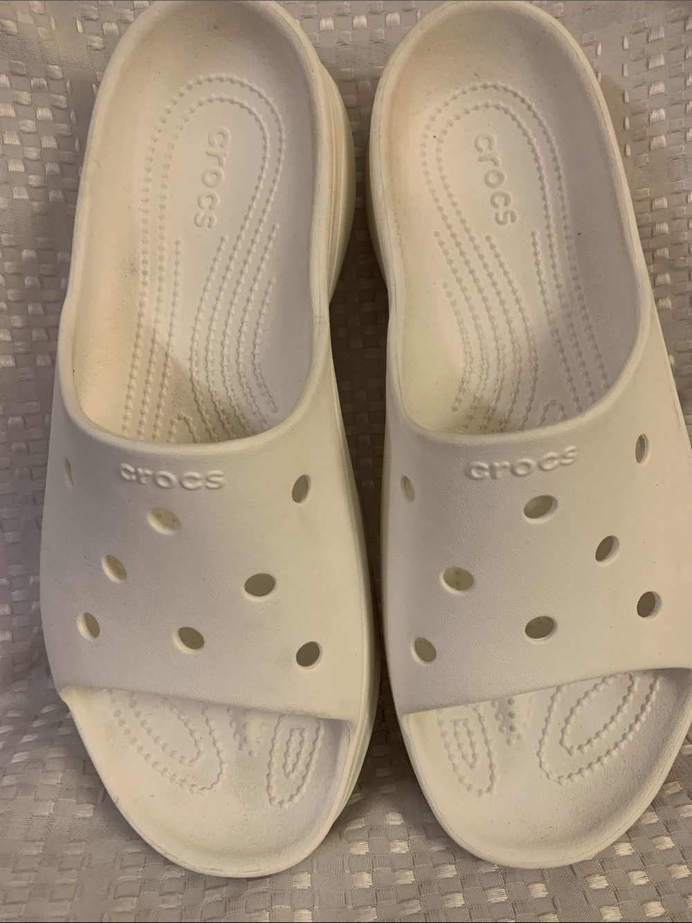 CROCS women’s Bae Slides White Slip-On slides with vent holes, women’s size 11.